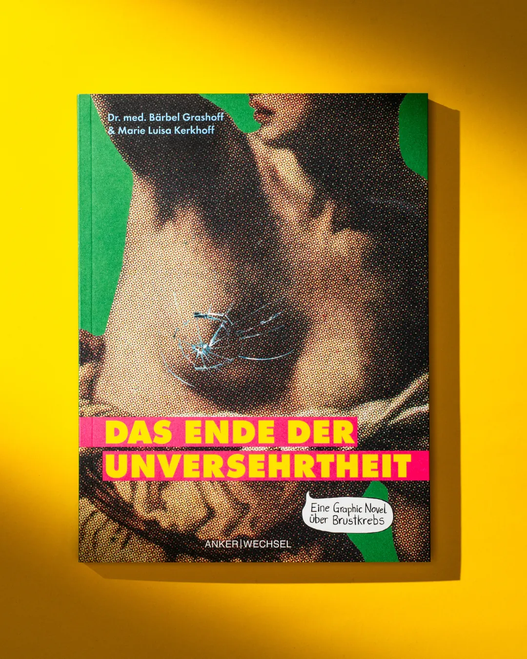 Cover des Buchs „Das Ende der Unversehrtheit – Eine Graphic Novel über Brustkrebs“ von Dr. med. Bärbel Grashoff und Marie Luisa Kerkhoff. Das Cover zeigt den Oberkörper einer Frau in Pop-Art-Optik mit sichtbaren OP-Narben und einer Naht auf der Brust. Der Titel ist in leuchtendem Pink und Gelb gesetzt, der Hintergrund ist einfarbig gelb.