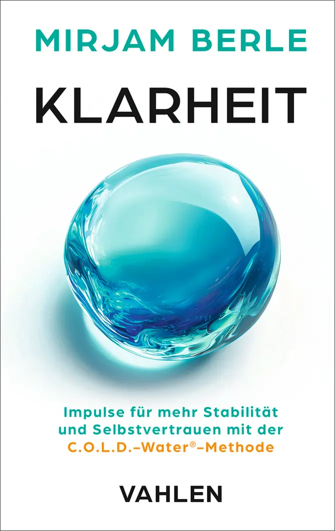 Buchcover vom Buch Klarheit von Mirjam Berle mit Text auf weiß und einem großen Wassertropen