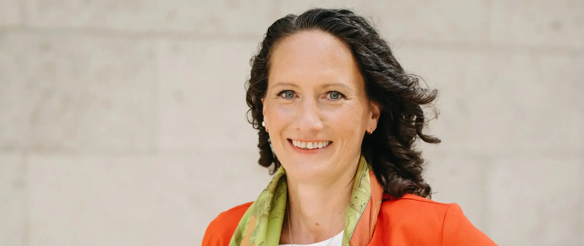 Portrait von Mirjam Berle lachend