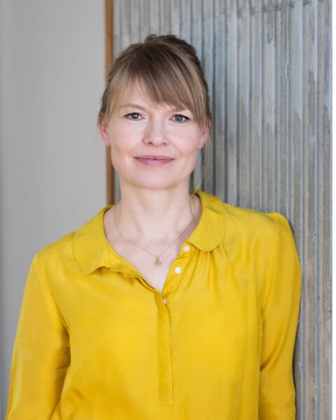 Portrait von Anja Ebers in gelber Bluse