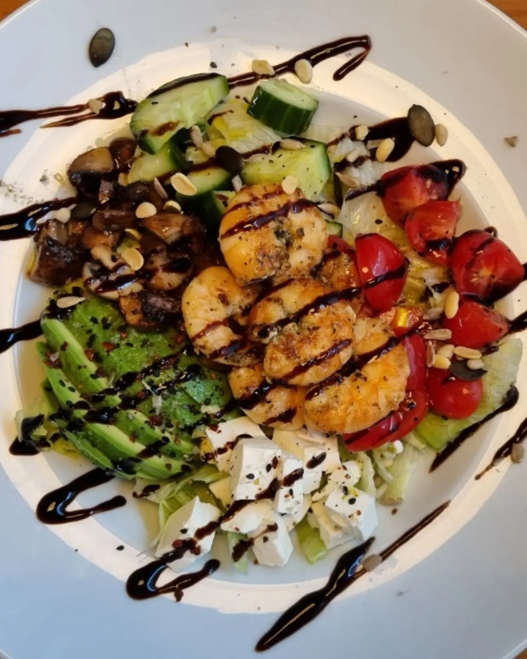 Foto von Garnelen auf Salat mit Balsamicoessig 